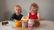 Was eigentlich alles aus Milch gemacht ist, finden Lou und Wilhelm heraus.