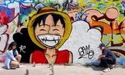 Samuel mit seiner besten Freundin Kayra vor seinem Graffiti im Mauerpark in Berlin Samuel mit seiner besten Freundin Kayra vor seinem Graffiti im Mauerpark in Berlin