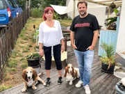 Martin R&uuml;tter besucht Santra Gerber mit H&uuml;ndin Luise und R&uuml;de Hubertus.