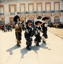 Porthos (Frank Finlay, l.), Athos (Oliver Reed, m.l.), D'Artagnan (Michael York, m.r.) und Aramis (Richard Chamberlain, r.)