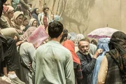 Baqir (Vassilis Koukalani, 3.v.r.) k&auml;mpft sich verzweifelt durch die Menschenmenge am Flughafen Kabul, um seine Tochter Amina zu finden. Er ahnt nicht, in welche Gefahr er sich damit gebracht hat.