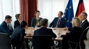 Die deutsche Delegation überlegt zwanghaft, wie sie den Vorwurf der anderen EU-Mitgliedsstaaten – Deutschland sei gespalten und handle ohne klare Linie – entkräften könnten. (Rosa Lembeck, Andreas C. Meyer) Die deutsche Delegation überlegt zwanghaft, wie sie den Vorwurf der anderen EU-Mitgliedsstaaten – Deutschland sei gespalten und handle ohne klare Linie – entkräften könnten. (Rosa Lembeck, Andreas C. Meyer)