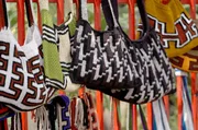 Bilums sind aus dem Alltag in Papua-Neuguinea nicht wegzudenken. Die traditionellen Netztaschen erzählen von der Geschichte des Inselstaates und seiner Gesellschaft. Bilums sind aus dem Alltag in Papua-Neuguinea nicht wegzudenken. Die traditionellen Netztaschen erzählen von der Geschichte des Inselstaates und seiner Gesellschaft.