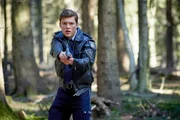 Als Jennys Kollege Finn Bartels (Lion Wasczyk) am Ort des Geschehens eintrifft, kann er nur noch hilflos zusehen, wie Jenny von Anwar gezwungen wird, mit ihm zu fliehen. Als Jennys Kollege Finn Bartels (Lion Wasczyk) am Ort des Geschehens eintrifft, kann er nur noch hilflos zusehen, wie Jenny von Anwar gezwungen wird, mit ihm zu fliehen.