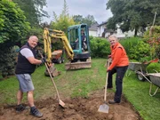 Familie Hirsch-Sallmann m&ouml;chte ihren Hanggarten begradigen, um ihn besser nutzen zu k&ouml;nnen. Die Gartenprofis Frank Egger und Dennis Thiele haben unterschiedliche Ideen, wie man das verwirklichen kann. Welches Konzept sagt der Familie mehr zu?