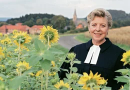 Carla Bergmann (Marie-Luise Marjan) hat viele Jahre im Ausland verbracht und &uuml;bernimmt nun eine kleine Gemeinde im Sauerland.
