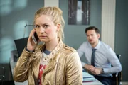 Dass es sich bei ihrem neuen Fall um eine &auml;u&szlig;erst brisante Geschichte handelt, erfahren Jenny (Birte Hanusrichter) und Maximilian (August Wittgenstein) am eigenen Leib - sie werden von einem anonymen Angreifer attackiert und bedroht...