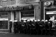 Westdeutsche Polizisten räumen die besetzten Häuser in der Mainzer Straße in Friedrichshain/Ost-Berlin. Westdeutsche Polizisten räumen die besetzten Häuser in der Mainzer Straße in Friedrichshain/Ost-Berlin.