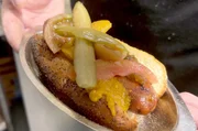 Der Hotdog ist ein echter Klassiker der amerikanischen Küche und wird in Chicago nicht nur als schneller Snack in der Mittagspause geschätzt. Der Hotdog ist ein echter Klassiker der amerikanischen Küche und wird in Chicago nicht nur als schneller Snack in der Mittagspause geschätzt.