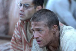 L - R: Louis Dega (Rami Malek), Henri Charri&egrave;re (Charlie Hunnam).