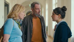 Marie Theres Wallner (Caroline Peters, links),  ihr Noch-Ehemann Alexander (Heikko Deutschmann) und die gemeinsame Tochter Anna (Allegra Tinnefeld, rechts).