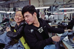 Der Film spielt in Zhili, einer Gemeinde der Stadt Huzhou, die als Zentrum der chinesischen Kinderbekleidungsindustrie gilt.