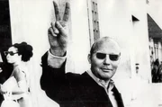 Sein Leben ist Zeitgeschichte unterm Brennglas: NS-Zeit und Krieg, Konflikte als Homosexueller und &ouml;ffentliche Attacken machten Hans Werner Henze zum politischsten Komponisten Deutschlands.
