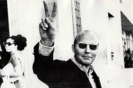 Sein Leben ist Zeitgeschichte unterm Brennglas: NS-Zeit und Krieg, Konflikte als Homosexueller und &ouml;ffentliche Attacken machten Hans Werner Henze zum politischsten Komponisten Deutschlands.