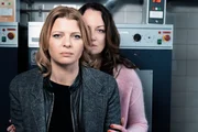 Die beurlaubte Kommissarin Judith Volkmann (J&ouml;rdis Triebel, l.) forscht &uuml;ber das Schicksal verschwundener Fl&uuml;chtlingskinder und deckt ein ganzes Netzwerk an Menschenhandel und Kinderprostitution auf, in dem auch Evelyn Kraft (Natalia W&ouml;rner, r.) involviert ist.