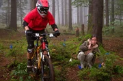 Liam (Nils Hofschneider) brettert auf einem illegalen Bikertrail durch Dinas (Maya Haddad) Wald. Das sieht die Försterin nicht gerne ... Liam (Nils Hofschneider) brettert auf einem illegalen Bikertrail durch Dinas (Maya Haddad) Wald. Das sieht die Försterin nicht gerne ...