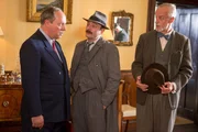 Inspector Mallory (Jack Deam, M.) befragt Robert Twyman (Robert Daws, l.), den Vater des Toten. Beide können sich nicht erklären, wie sich der Mörder Zugang zu dem Haus verschaffen konnte. Der Psychoanalytiker Mordaunt Jackson (Paul Bown, r.) kommt hinzu. Inspector Mallory (Jack Deam, M.) befragt Robert Twyman (Robert Daws, l.), den Vater des Toten. Beide können sich nicht erklären, wie sich der Mörder Zugang zu dem Haus verschaffen konnte. Der Psychoanalytiker Mordaunt Jackson (Paul Bown, r.) kommt hinzu.