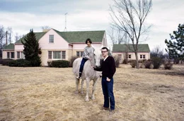 Die jungen Darsteller Brenda Currin und Paul Hough in Holcomb, Kansas, w&auml;hrend der Dreharbeiten zu &bdquo;Kaltbl&uuml;tig&ldquo; (1967)