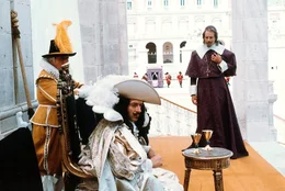 Kardinal Richelieu (Charlton Heston, r.) intrigiert gegen den K&ouml;nig Louis XIII. (Jean-Pierre Cassel, M.) in "Die drei Musketiere".