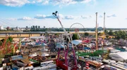 WDR Fernsehen LOKALZEIT LIVE &ndash; RHEINKIRMES 2025 IN D&Uuml;SSELDORF, am Freitag (17.07.26) um 20:15 Uhr. Die D&uuml;sseldorfer Rheinkirmes ist ein Ausnahmezustand auf Zeit: Wo eben noch eine leere Rheinwiese liegt, entsteht innerhalb weniger Wochen eine Stadt aus Stahl, Licht, Musik, Wohnwagen, Imbissbuden und tonnenschweren Fahrgesch&auml;ften. Der Film begleitet die "Gr&ouml;&szlig;te Kirmes am Rhein" von den ersten Pfl&ouml;cken im Gras bis zum letzten Wochenende - und erz&auml;hlt von den Menschen, die dieses Volksfest m&ouml;glich machen. (Archivfoto: Luftaufnahme der D&uuml;sseldorfer Rheinkirmes 2025)