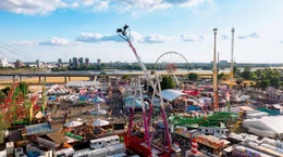 WDR Fernsehen LOKALZEIT LIVE &ndash; RHEINKIRMES 2025 IN D&Uuml;SSELDORF, am Freitag (17.07.26) um 20:15 Uhr. Die D&uuml;sseldorfer Rheinkirmes ist ein Ausnahmezustand auf Zeit: Wo eben noch eine leere Rheinwiese liegt, entsteht innerhalb weniger Wochen eine Stadt aus Stahl, Licht, Musik, Wohnwagen, Imbissbuden und tonnenschweren Fahrgesch&auml;ften. Der Film begleitet die "Gr&ouml;&szlig;te Kirmes am Rhein" von den ersten Pfl&ouml;cken im Gras bis zum letzten Wochenende - und erz&auml;hlt von den Menschen, die dieses Volksfest m&ouml;glich machen. (Archivfoto: Luftaufnahme der D&uuml;sseldorfer Rheinkirmes 2025)
