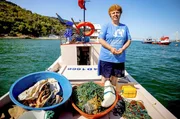 Fischerin Necla Köseoğlu fängt nur noch wenige Kilogramm Fisch pro Tag in der Saison im Frühjahr – viel zu wenig, um genug Geld zu verdienen. Fischerin Necla Köseoğlu fängt nur noch wenige Kilogramm Fisch pro Tag in der Saison im Frühjahr – viel zu wenig, um genug Geld zu verdienen.