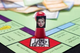 Vom Tech-Star zur Betrugsikone: Die Theranos-Gr&uuml;nderin Elizabeth Holmes t&auml;uscht mit einer gigantischen Bluttest-L&uuml;ge Investoren, Politik und Patienten &ndash; und gef&auml;hrdet Menschenleben.
