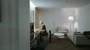 Joana Mallwitz in der Garderobe in Paris.