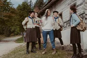 Clarissa trifft auf Astrid (Birte Schnöink) die mit ihren Freundinnen unterwegs ist. Clarissa trifft auf Astrid (Birte Schnöink) die mit ihren Freundinnen unterwegs ist.