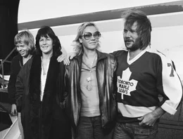 Den Schweden Agnetha F&auml;ltskog und Bj&ouml;rn Ulvaeus sowie Benny Andersson und Anni-Frid Lyngstad gelang 1972 beim Eurovision Song Contest der internationale Durchbruch mit dem Titel "Waterloo". In den folgenden 10 Jahren folgten unz&auml;hlige Hits. Charakteristisch f&uuml;r ABBA waren die ausgefallenen bunt-poppigen Kost&uuml;me. 1982 beendete die Gruppe aufgrund privater Differenzen die musikalische Zusammenarbeit.