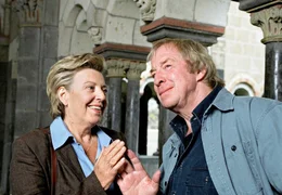 Zwischen Pastorin Carla Bergmann (Marie-Luise Marjan) und dem Kunsthistoriker Konrad Bechtholsheim (Ulrich Pleitgen) hat es gefunkt.
