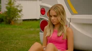 Silje (Sienna Rosie Schei) fühlt sich von der Clique auf dem Campingplatz ausgeschlossen. Silje (Sienna Rosie Schei) fühlt sich von der Clique auf dem Campingplatz ausgeschlossen.