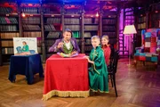 Tristan zeigt Nikodemus und Lina, wie man Gold macht. Ein einfacher Zaubertrick reicht aus! Wetten? Tristan zeigt Nikodemus und Lina, wie man Gold macht. Ein einfacher Zaubertrick reicht aus! Wetten?
