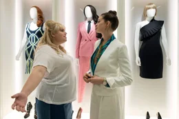 Penny Rust (Rebel Wilson, l.) und Josephine Chesterfield (Anne Hathaway)    +++ Die Verwendung des sendungsbezogenen Materials ist nur mit dem Hinweis und Verlinkung auf RTL+ gestattet. +++