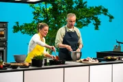 Jan B&ouml;hmermann (r.) mit Laura Larsson (l.) in der Sendung "B&ouml;hmi brutzelt".