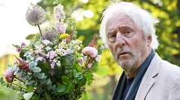 Trapp (G&uuml;nther Maria Halmer) fasst sich endlich ein Herz, seiner unerf&uuml;llten Liebe seine Aufwartung zu machen.