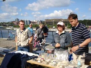 Jochen (40, re.) und Christiana (38) wollen ihren Trödel auf dem Flohmarkt zu Geld machen. Verkaufsprofi Otto (li.) beobachtet alles ganz genau.. Jochen (40, re.) und Christiana (38) wollen ihren Trödel auf dem Flohmarkt zu Geld machen. Verkaufsprofi Otto (li.) beobachtet alles ganz genau..