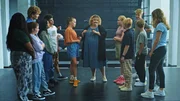 Lumi (Mai Aalto) und Lelle (Vilma Marttinen) und die anderen Casting‑Teilnehmer erfahren, wer welche Rolle bekommen soll. Lumi (Mai Aalto) und Lelle (Vilma Marttinen) und die anderen Casting‑Teilnehmer erfahren, wer welche Rolle bekommen soll.