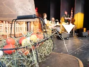 Korb mit Ostereiern, im Hintergrund Volksmusiker auf dem Salzkammergut Ostermarkt. Korb mit Ostereiern, im Hintergrund Volksmusiker auf dem Salzkammergut Ostermarkt.