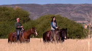 Als Chris und Heather aus New York das Hochgebirgsdorf Midway in Utah zum ersten Mal besuchen, verlieben sie sich sofort in seinen altmodischen Charme und den atemberaubenden Blick auf die Bergwelt. Mit seinen zahlreichen Outdoor-Aktivitäten in unmittelbarer Nähe ist Midway für das Paar und seine Kinder der ideale Urlaubsort. Ihr Traum-Ferienhaus soll einen offenen Grundriss haben, genug Platz für Freunde und Verwandte sowie eine urig-moderne Ausstattung bieten. Als Chris und Heather aus New York das Hochgebirgsdorf Midway in Utah zum ersten Mal besuchen, verlieben sie sich sofort in seinen altmodischen Charme und den atemberaubenden Blick auf die Bergwelt. Mit seinen zahlreichen Outdoor-Aktivitäten in unmittelbarer Nähe ist Midway für das Paar und seine Kinder der ideale Urlaubsort. Ihr Traum-Ferienhaus soll einen offenen Grundriss haben, genug Platz für Freunde und Verwandte sowie eine urig-moderne Ausstattung bieten.