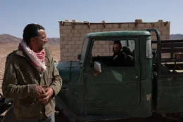 Adel (Haitham Omari) vor dem Auto, Ben (Luzer Twersky) im Auto.