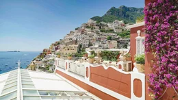 Positano an der Amalfik&uuml;ste: Meerblick mit der Insel Capri im Hintergrund.
