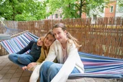 Mit ihren beiden besten Freundinnen Josi und Jana möchte Charlotte (Mitte) sich ihren Traum erfüllen: Gemeinsam Campen zu gehen. Mit ihren beiden besten Freundinnen Josi und Jana möchte Charlotte (Mitte) sich ihren Traum erfüllen: Gemeinsam Campen zu gehen.