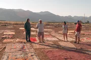 Damla Sadam (2.v.r.) mit Geschäftspartnern auf einem Teppichfeld in Antalya. Damla Sadam (2.v.r.) mit Geschäftspartnern auf einem Teppichfeld in Antalya.