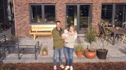 Eine große Rasenfläche, ein Zaun, eine Terrasse - so langweilig präsentiert sich die Außenanlage bei Familie Willemsen in Korschenbroich. Nun soll sich der Garten in ein insektenfreundliches, buntes Blütenmeer verwandeln. Zu diesem Duell bittet Eva Brenner die Gartenprofis Frank Egger und Marius Surmann. Wer sorgt hier für eine Farbexplosion? Eine große Rasenfläche, ein Zaun, eine Terrasse - so langweilig präsentiert sich die Außenanlage bei Familie Willemsen in Korschenbroich. Nun soll sich der Garten in ein insektenfreundliches, buntes Blütenmeer verwandeln. Zu diesem Duell bittet Eva Brenner die Gartenprofis Frank Egger und Marius Surmann. Wer sorgt hier für eine Farbexplosion?