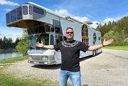 Friso Richter vor einem Mega-Camper.