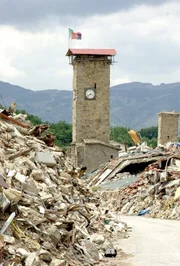 Der Uhrturm von Amatrice ist eines der letzten verbliebenen Gebäude der ehemals blühenden Stadt. Der Uhrturm von Amatrice ist eines der letzten verbliebenen Gebäude der ehemals blühenden Stadt.