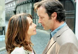 Judith (Christina Plate) entf&uuml;hrt Klaus (Michael Roll) in der Mittagspause, um mit ihm ein paar kleine Verr&uuml;cktheiten anzustellen.