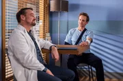 Patrick Holm (Mike Hoffmann, r.) ist geschockt aufgrund der Diagnose, die Dr. Marc Lindner (Christian Beermann, l.) ihm &uuml;bermittelt. Dabei sollte die Diagnose doch eher f&uuml;r Erleichterung sorgen...