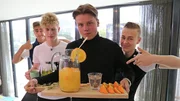 Luke, Mark, Jeppe und Alex servieren einen Anti-Erkältungstrunk. Sie sind sich sicher, davon wird ihr Mitbewohner Ruben schnell wieder gesund. Luke, Mark, Jeppe und Alex servieren einen Anti-Erkältungstrunk. Sie sind sich sicher, davon wird ihr Mitbewohner Ruben schnell wieder gesund.